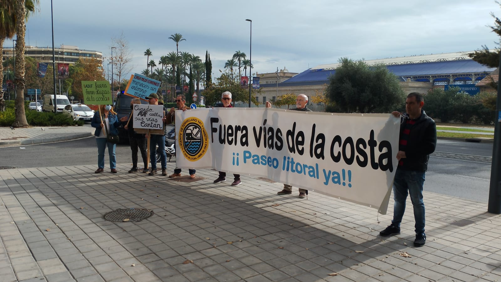 Plataforma Variante de Torrellano Ya, protestando ante casa Mediterráneo durante el almuerzo de la cumbre EU-MED9