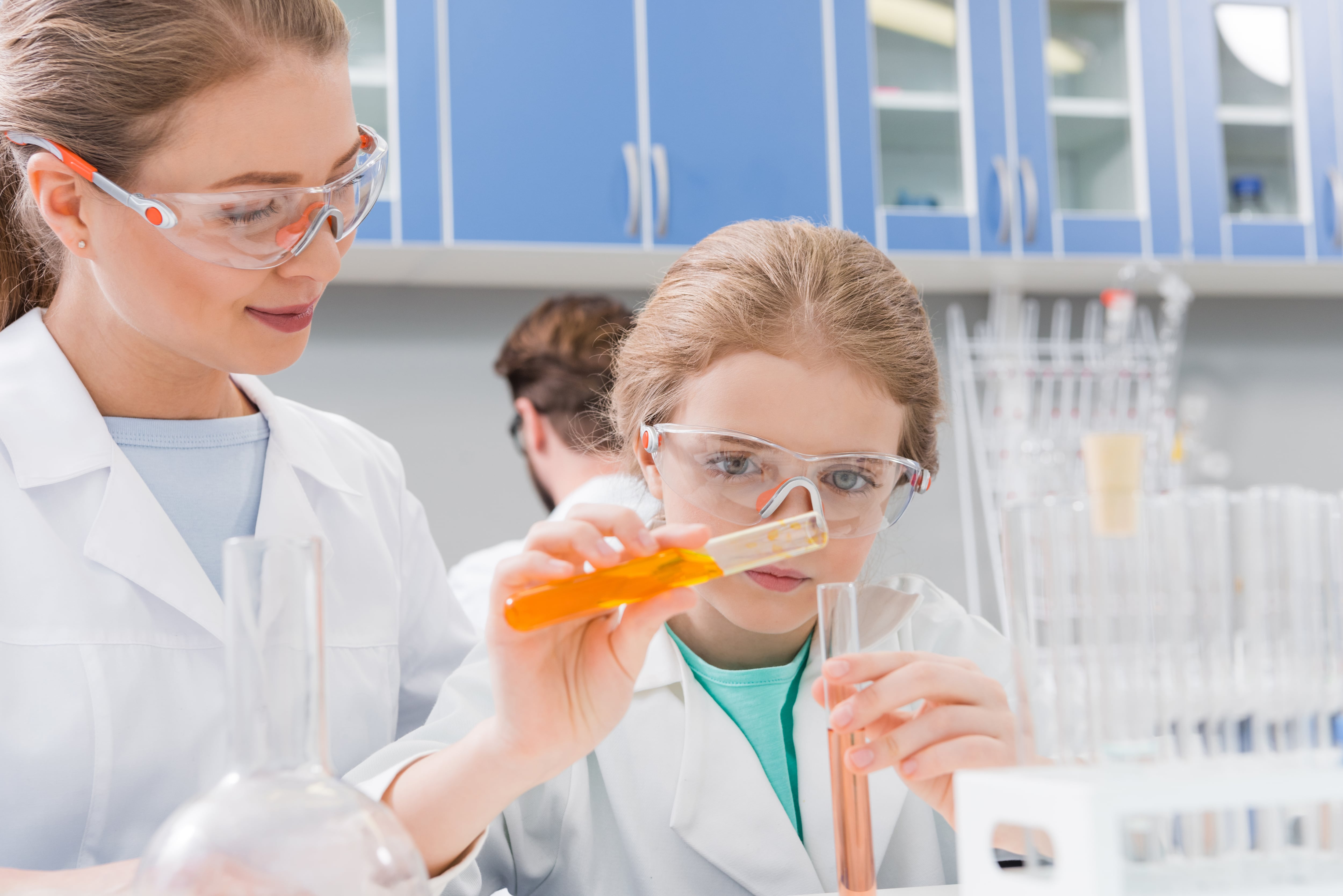 Mujer y Niña en la Ciencia