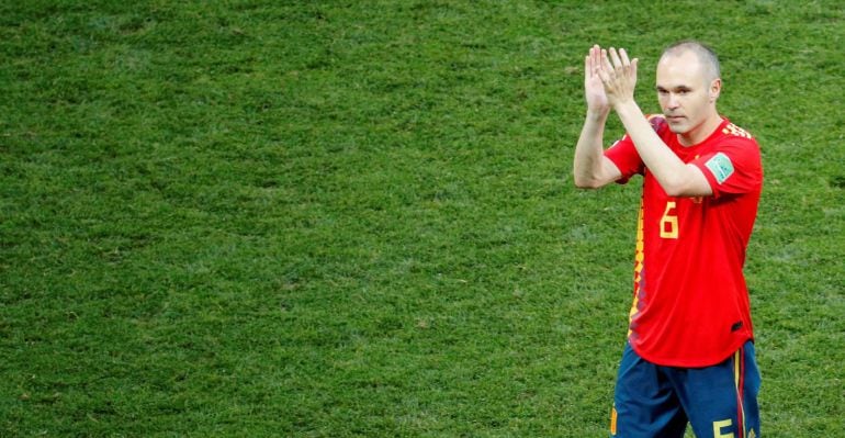 Andrés Iniesta aplaude a la afición española desplazada a Moscú