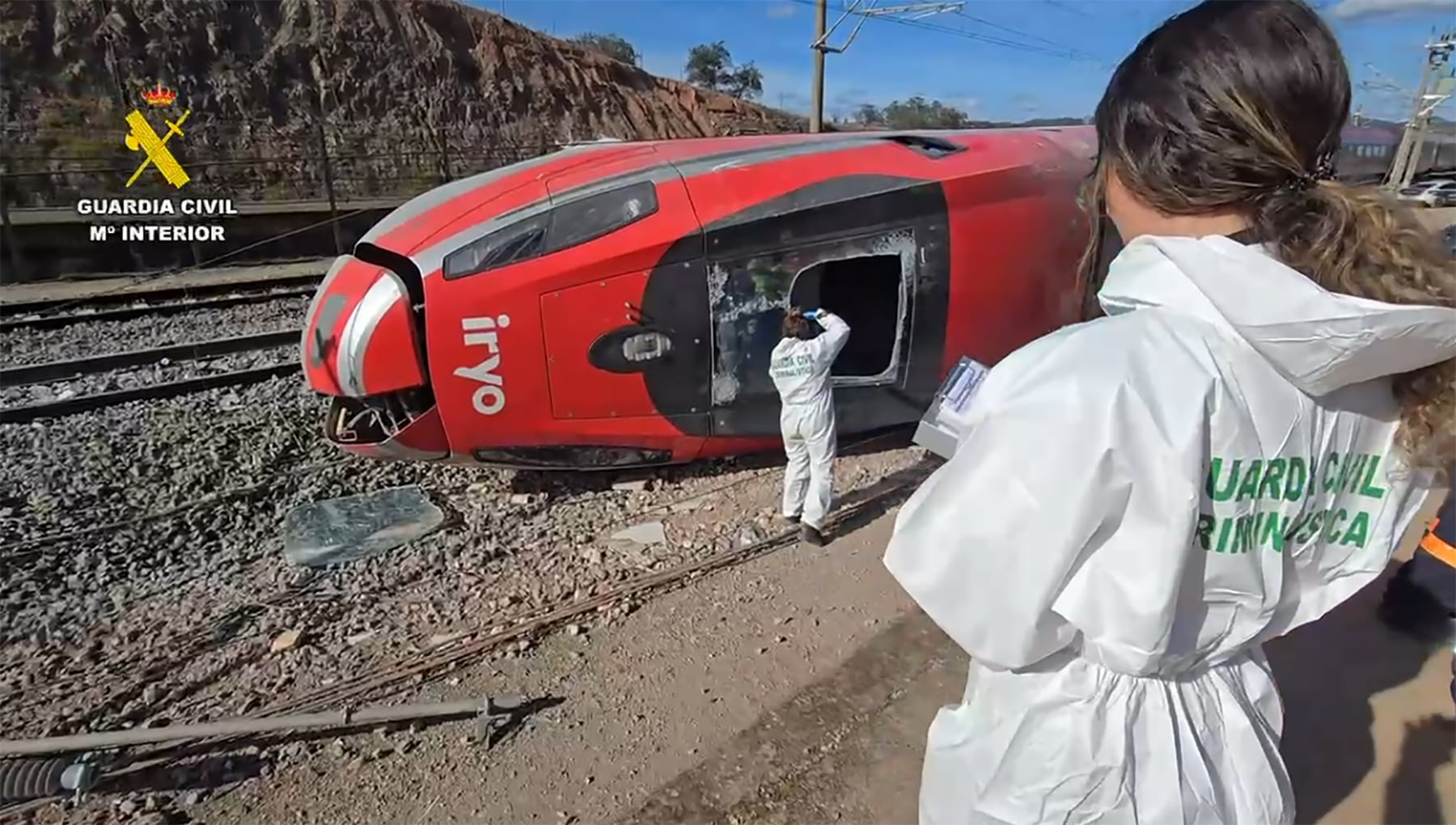 ADAMUZ (CÓRDOBA), 19/01/2026.-captura de vídeo del lugar del accidente de trenes cerca de Adamuz (Córdoba) este lunes. Un total de 39 personas han fallecido en el accidente de trenes de Ademuz (Córdoba), cuando un tren de la compañía Iryo que había salido de Málaga con destino a Puerta de Atocha (Madrid) con 317 personas a bordo descarriló sus tres últimos vagones e invadió la vía contigua por la que en ese momento circulaba otro convoy de Renfe con destino a Huelva, que también descarriló.-EFE/ Guardia Civil ***SOLO USO EDITORIAL/SOLO DISPONIBLE PARA ILUSTRAR LA NOTICIA QUE ACOMPAÑA (CRÉDITO OBLIGATORIO)***