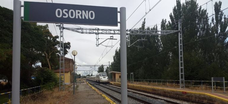 Estación de Osorno donde un maquinista dejó a los pasajeros en el convoy que se aprecia al haber cumplido su horario.