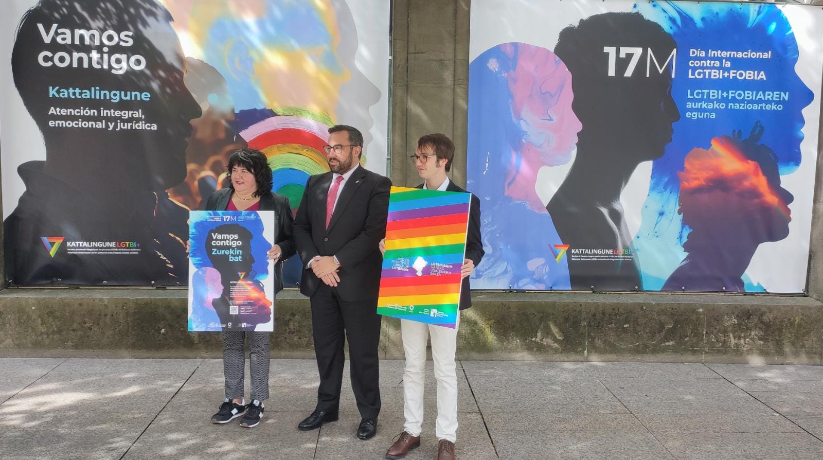 La directora gerente del INAI, Eva Isturiz, el vicepresidente y consejero de Presidencia, Igualdad, Función Pública e Interior, Javier Remírez, y el subdirector de Igualdad LGTBI+, Julen Enériz.