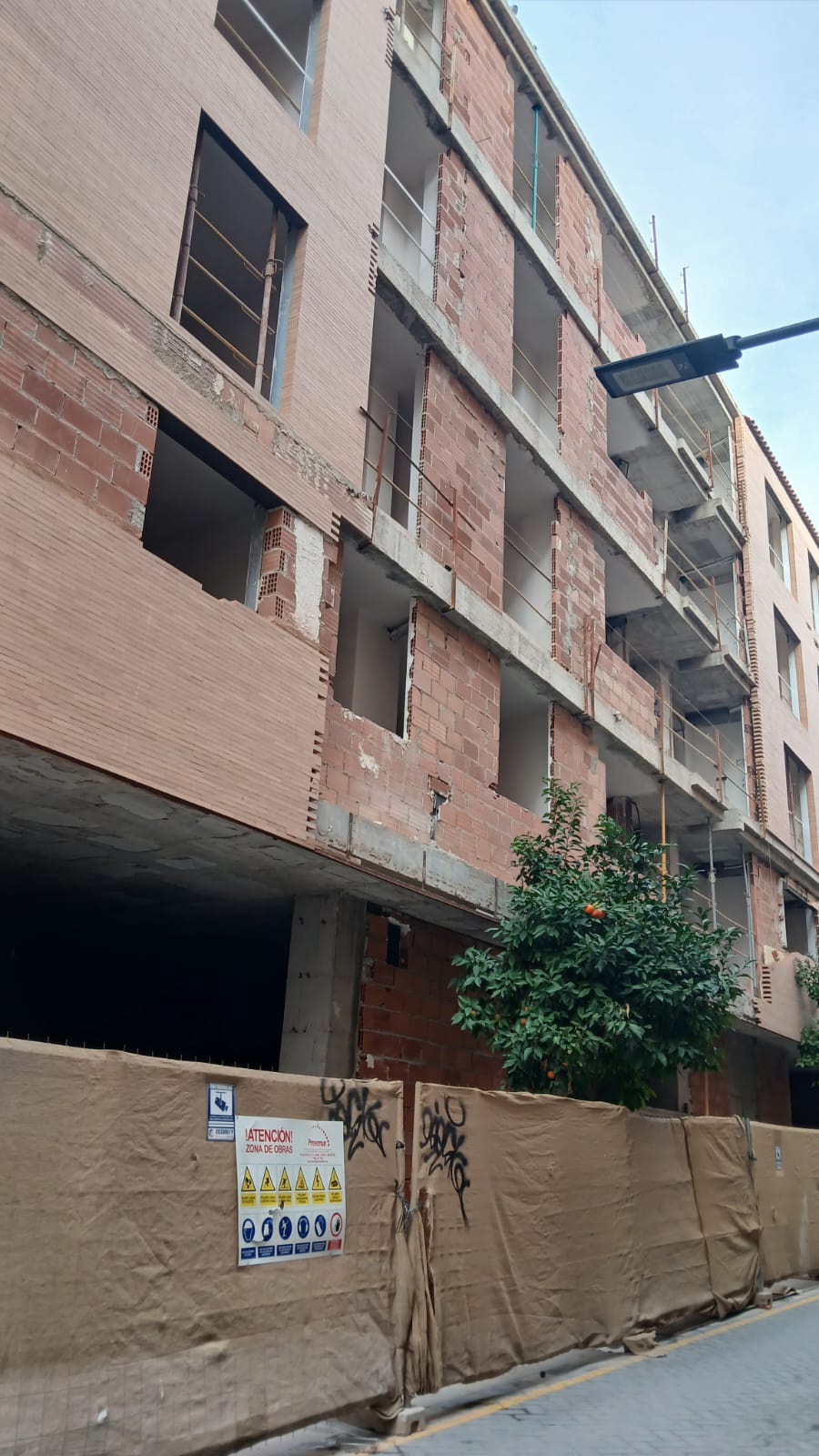 Edificio a medio construir en la calle Donantes de Sangre, Lorca