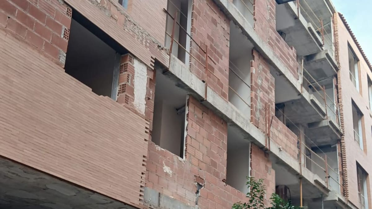 Desalojan a varios okupas de un edificio a medio construir en el centro de Lorca