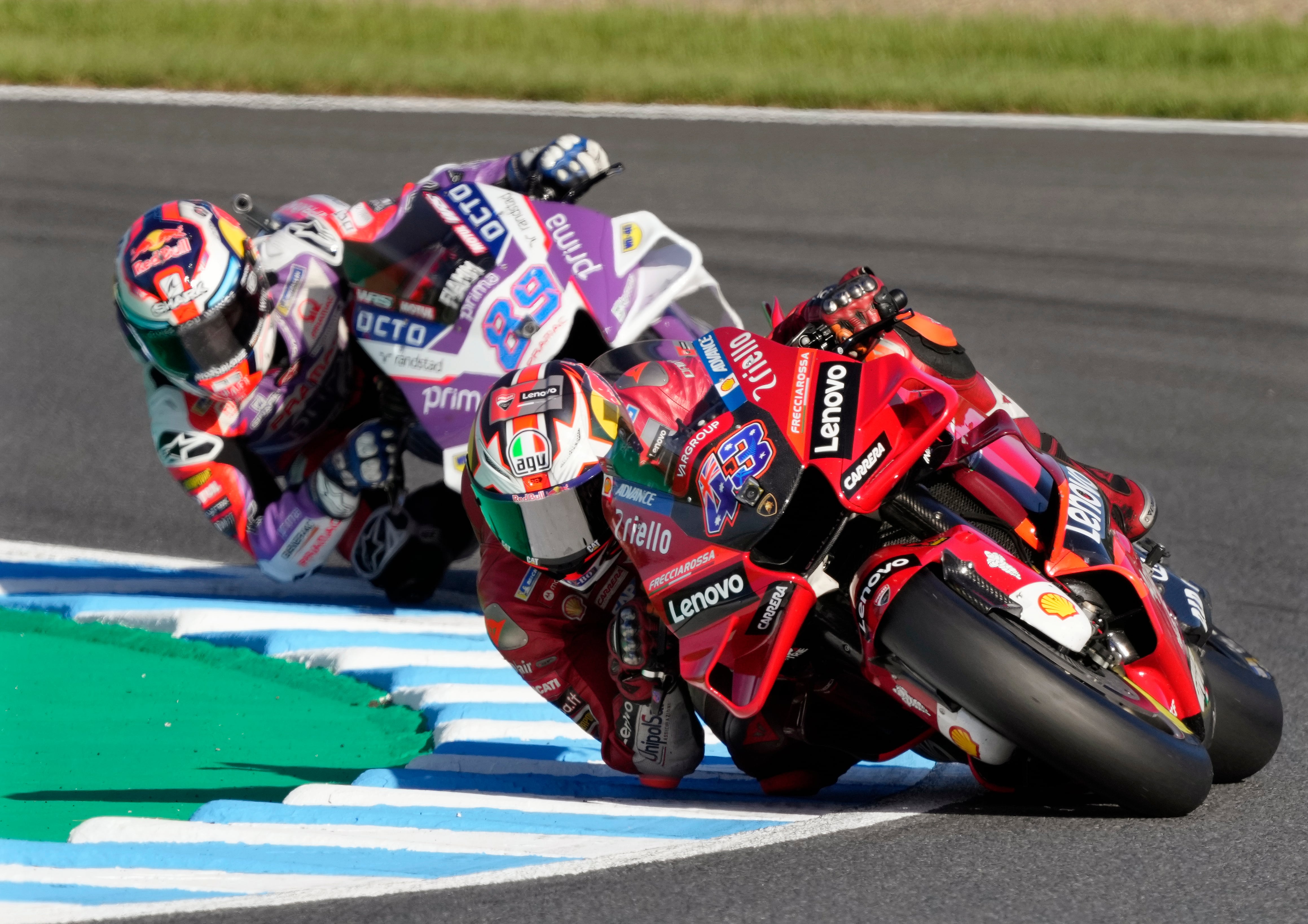 Motegi (Japan), 25/09/2022.- Australian MotoGP rider Jack Miller of Ducati Lenovo Team leads Spanish MotoGP rider Jorge Martin (L-Rear) of Prima Pramac Racing to win the Japan Motorcycling Grand Prix race in Motegi, Tochigi Prefecture, north of Tokyo, Japan, 25 September 2022. (Motociclismo, Ciclismo, Japón, Tokio) EFE/EPA/KIMIMASA MAYAMA
