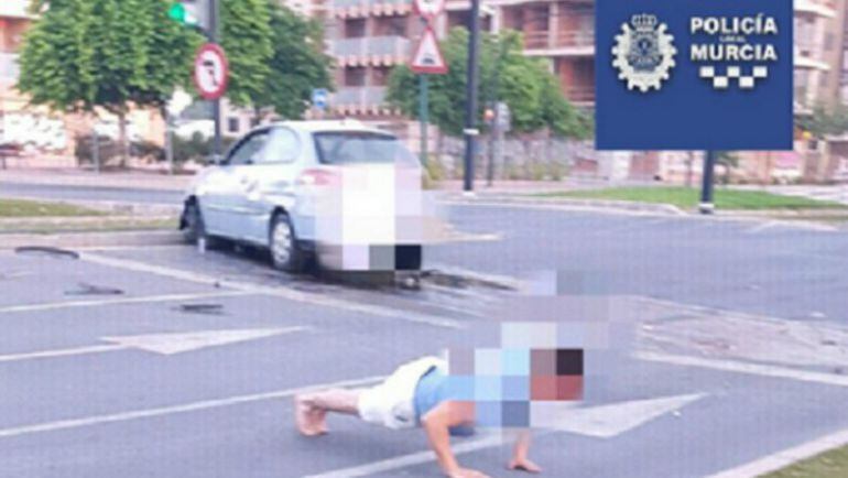 Estrella su coche en Murcia y se pone a hacer flexiones en mitad de la calle para no dar positivo en alcohol