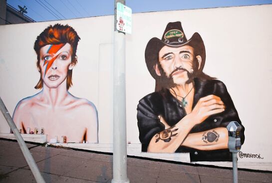 Dibujo en un muro de Venice Beach de Los Ángeles homenajeando a Bowie y Lemmy