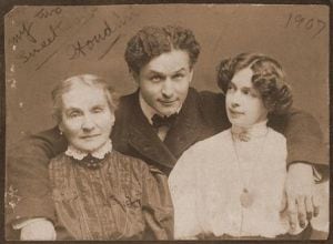 Houdini junto a su madre y su esposa. La fotografía está firmada por el escapista.