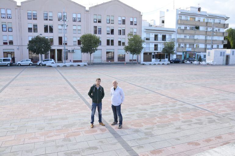 El concejal de Juventud del Ayuntamiento de Xàbia, Ximo Segarra, en la plaza de la Constitución donde se habilitará el espacio PlayJove.