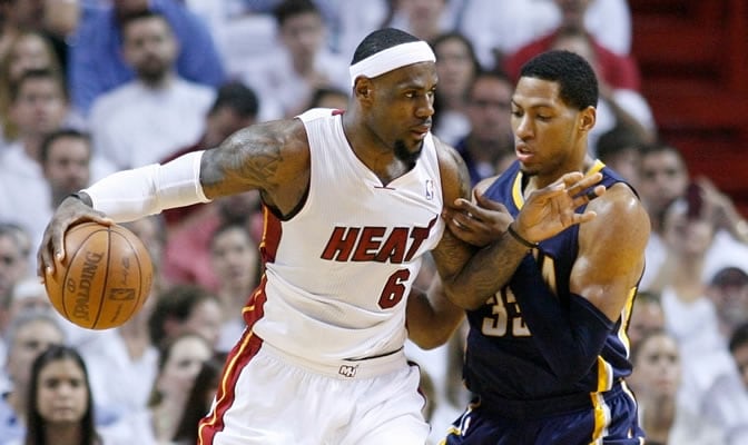 Lebron defiende la pelota frente a Granger