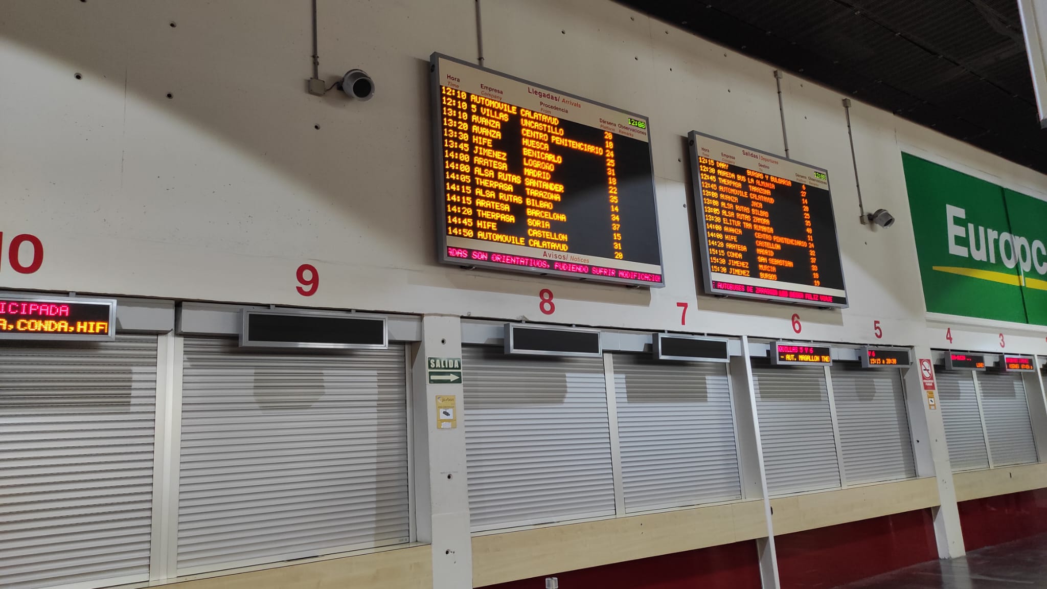 Cartel informativo en la Estación Intermodal de Autobuses de Zaragoza