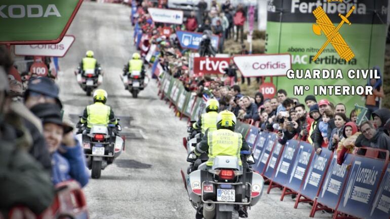 La Guardia Civil garantiza la circulación por las vías de la carrera.