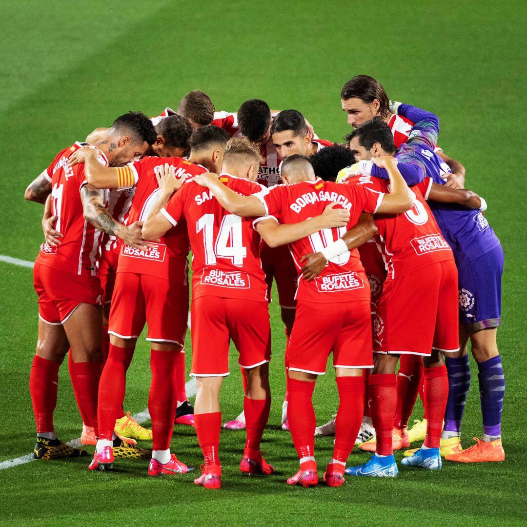 Els jugadors del Girona fent pinya.