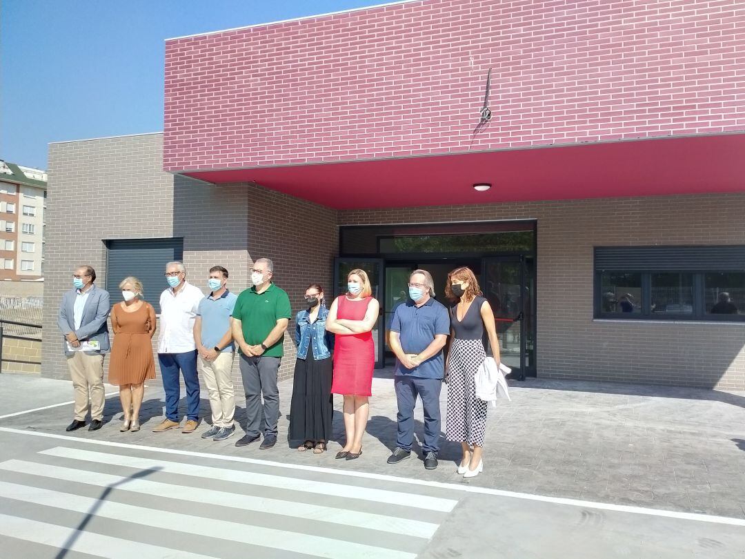 La Consejera de Familia, Isabel Blanco, junto a representantes institucionales y de la Asociacion de Autismo a las puertas del nuevo Centro de Dia