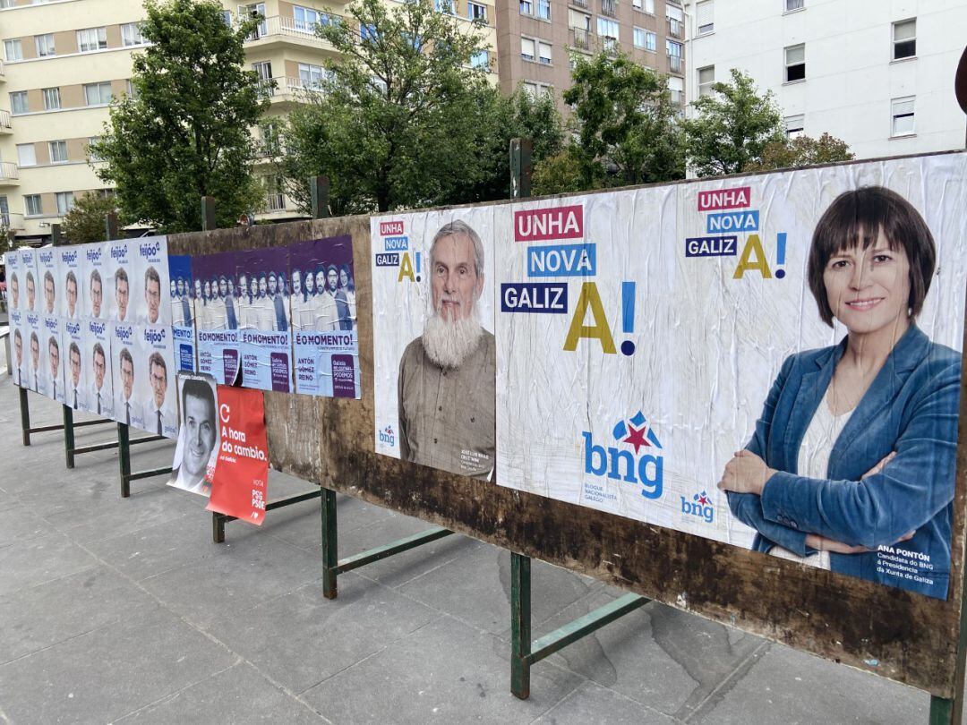 Carteles de los líderes de los principales partidos