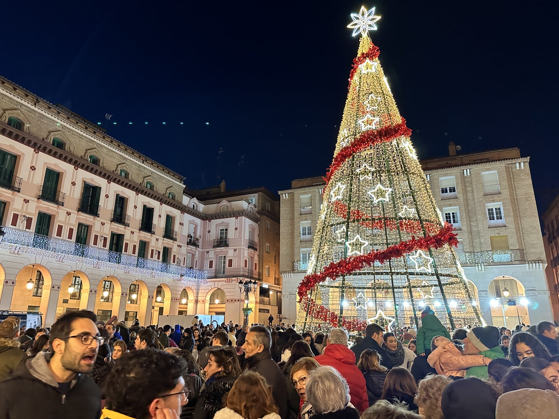 Animación y mucha afluencia en el encendido navideño en Huesca