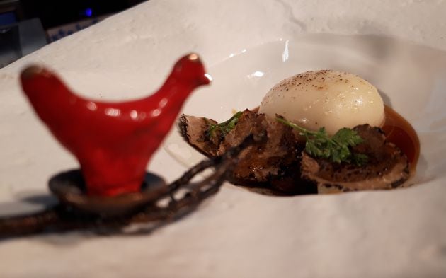 Huevo de carbonara relleno de yema de huevo.