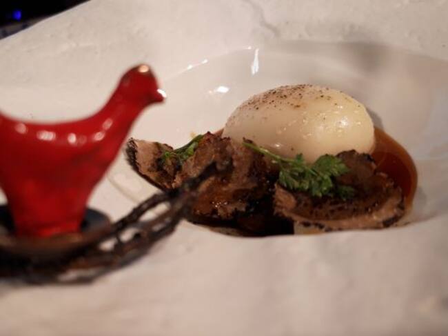 Huevo de carbonara relleno de yema de huevo.