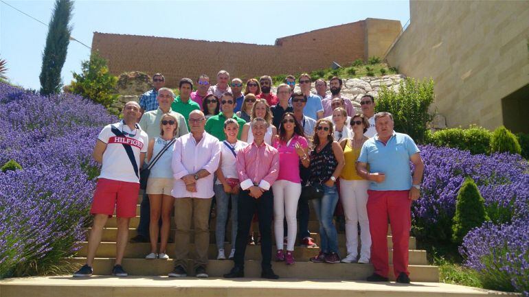 El grupo de empresarios jienenses junto a miembros de la DO &#039;Ribera del Duero&#039; en Roa (Burgos)