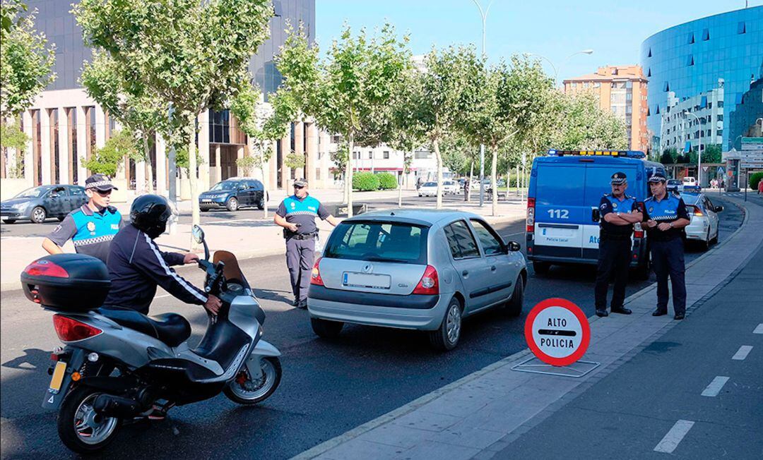 La policía local durente un control de vigilancia