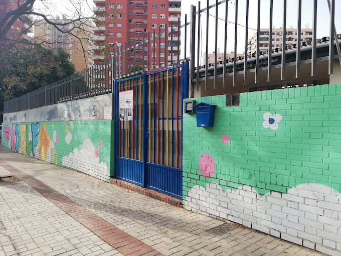 Acceso al colegio infantil Adelfa de Málaga