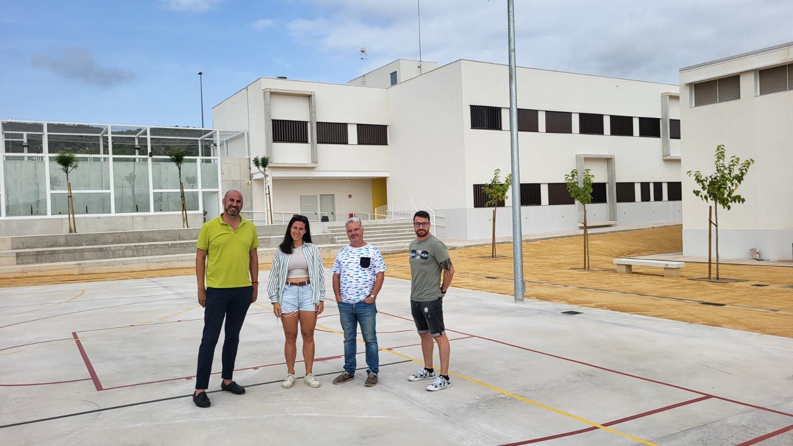 El alcalde, Jesús López, y la edil de Educación, Judit Seva, durante su visita al nuevo colegio de Castalla.