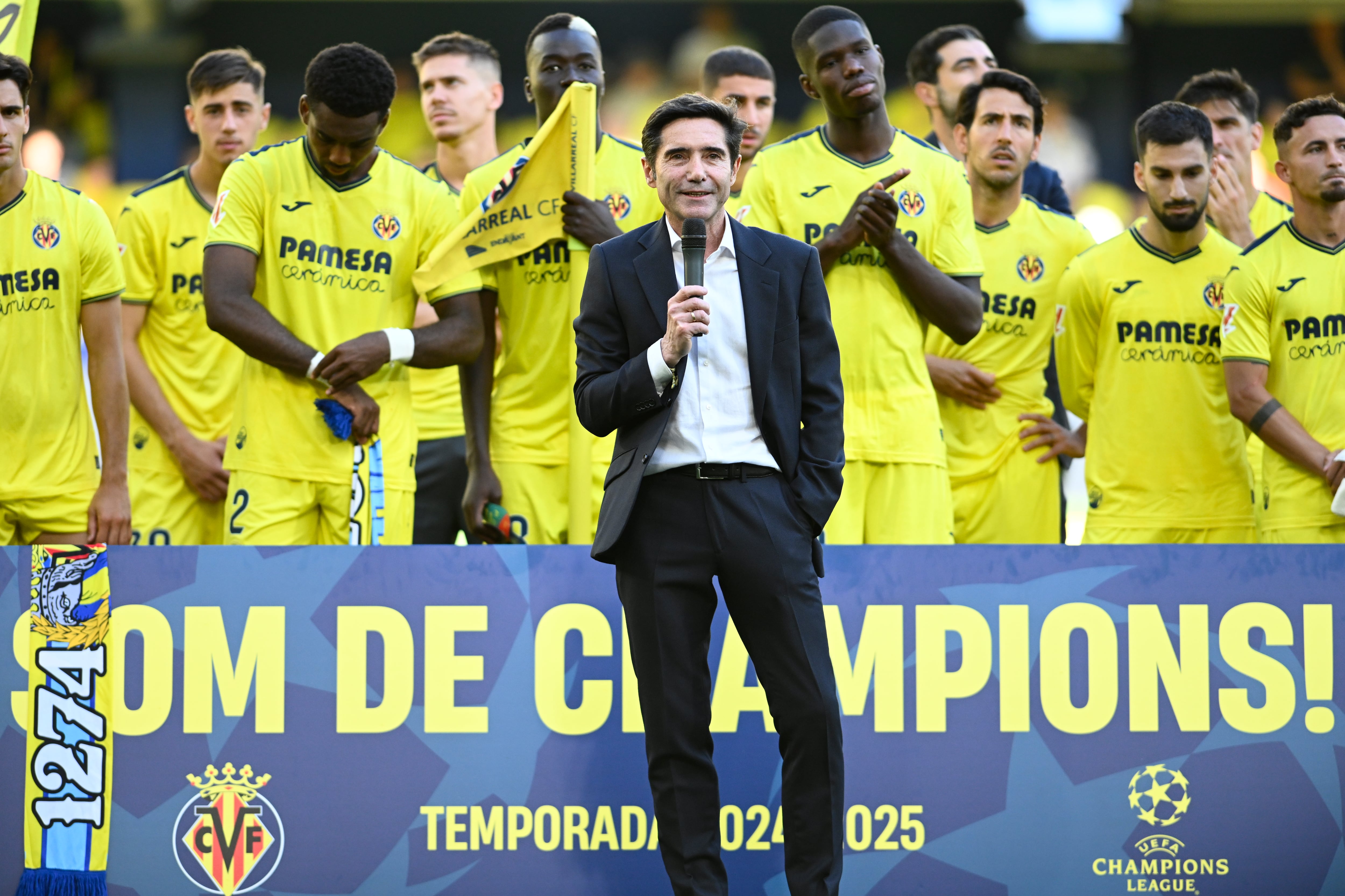 VILLARREAL (CASTELLÓN), 25/05/2025.- El entrenador del Villarreal, Marcelino García Toral, interviene durante la celebración de la clasificación del equipo a próxima edición de la Liga de Campeones, tras el partido de la jornada 38 de LaLiga EA Sports que Villarreal y Sevilla han disputado este domingo en el Estadio de la Cerámica. EFE/Andreu Esteban
