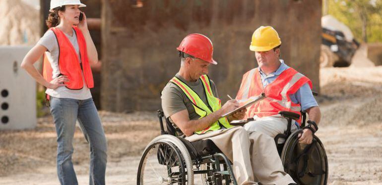 Imagen que muestra a personas de movilidad reducida trabajando