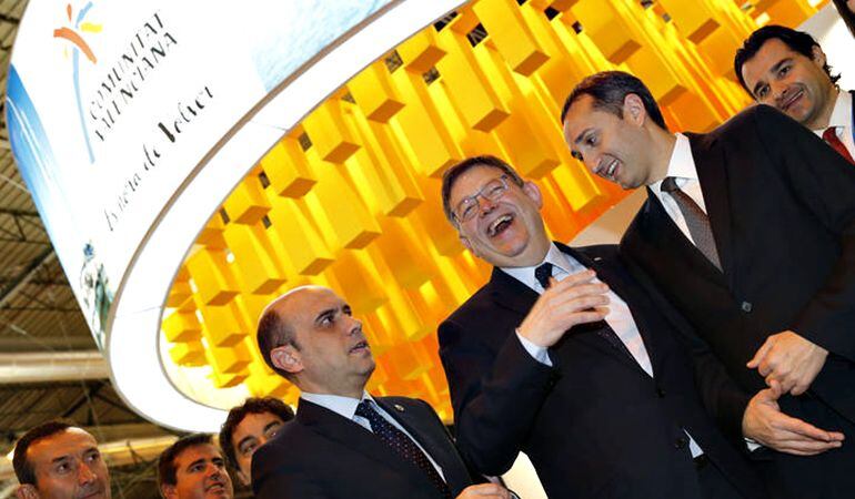 El president Ximo Puig ríe en la inauguración de Fitur, con César Sánchez (d) y el diputado de Turismo, Eduardo Dolón (detrás)