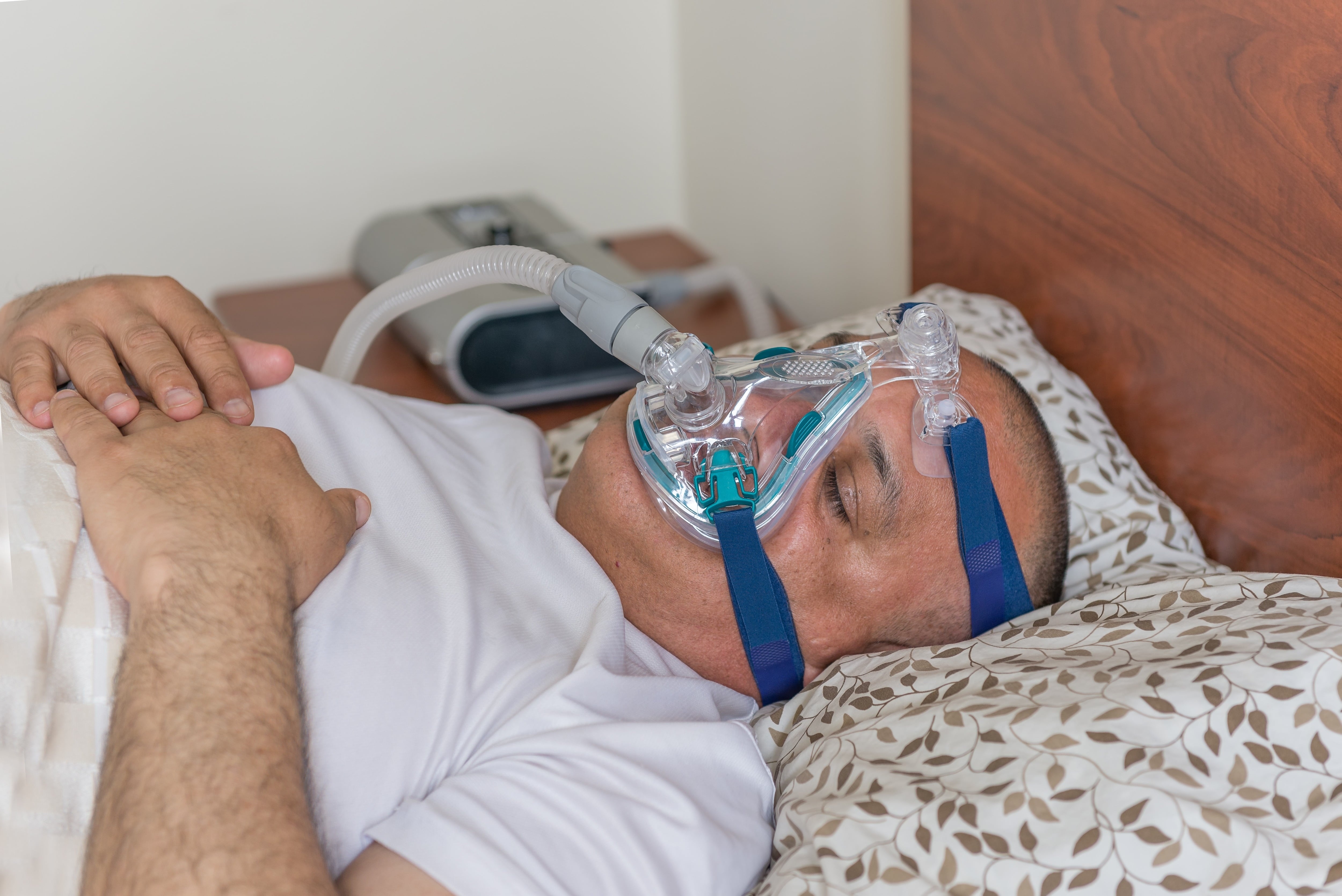 Hombre usando una máquina CPAP. (Noa/LightRocket via Getty Images)