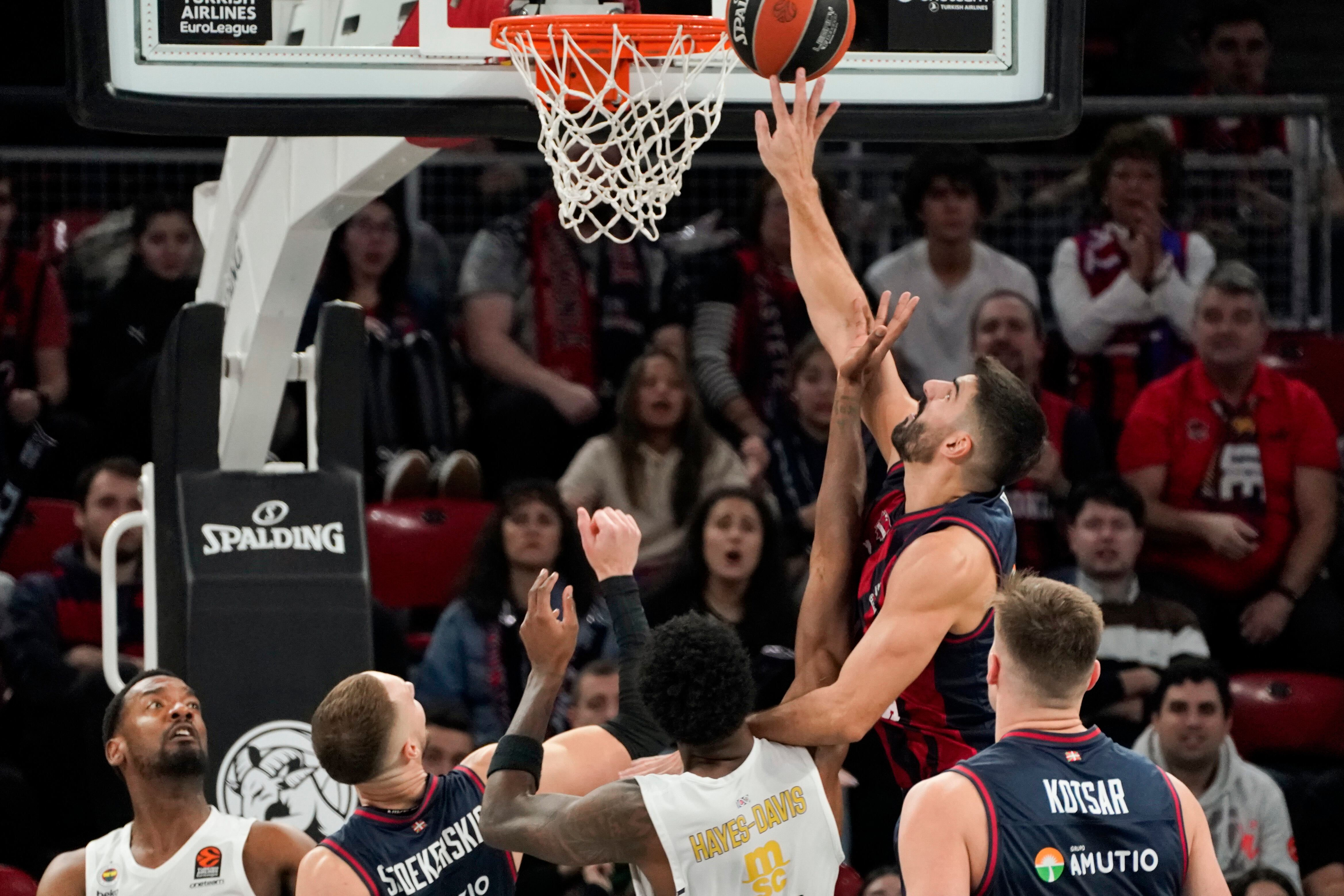 Dani Díaz (2d) entra a canasta ante los jugadores del Fenerbahçe durante el encuentro correspondiente a la liga regular de la Euroliga de baloncesto disputado en el Buesa Arena.