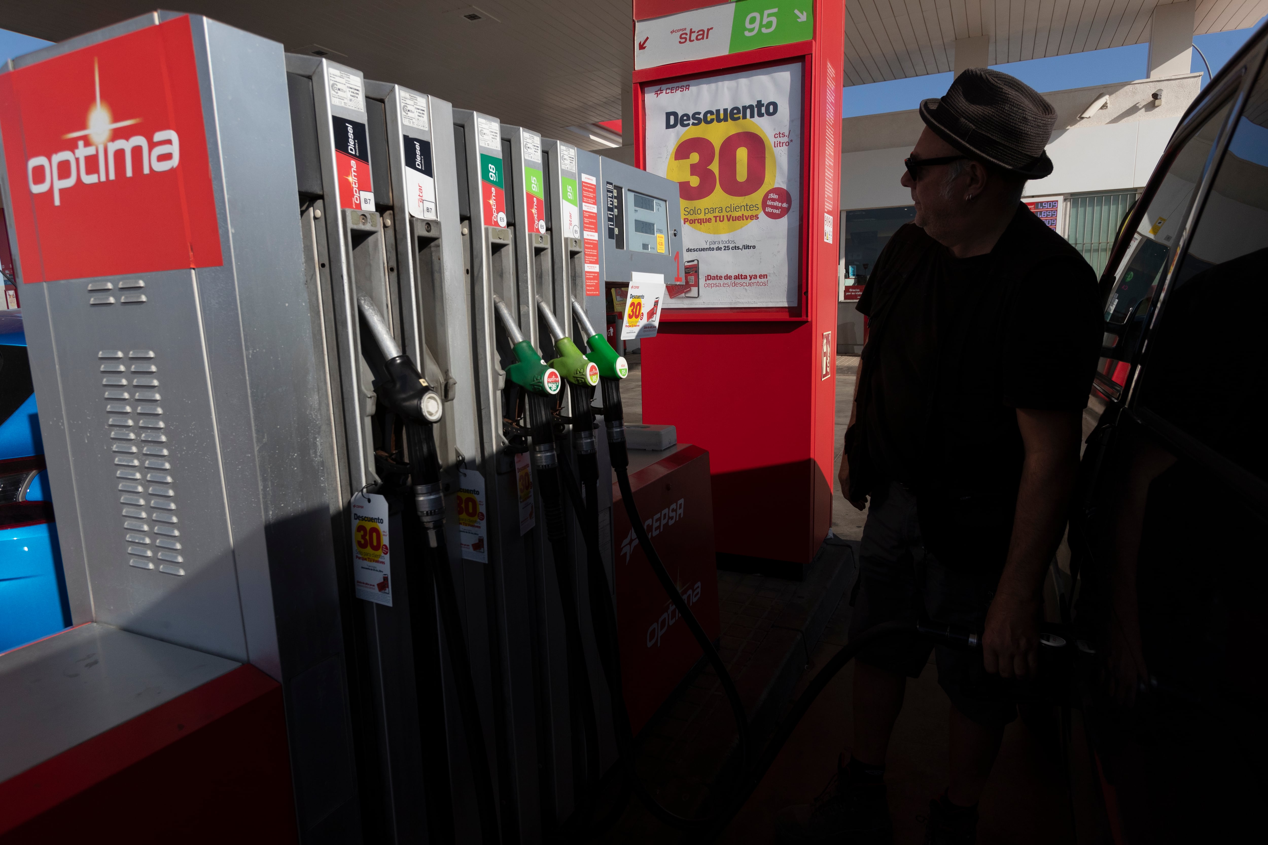 La gasolina y el gasóleo siguen cayendo y se sitúan en mínimos desde abril.