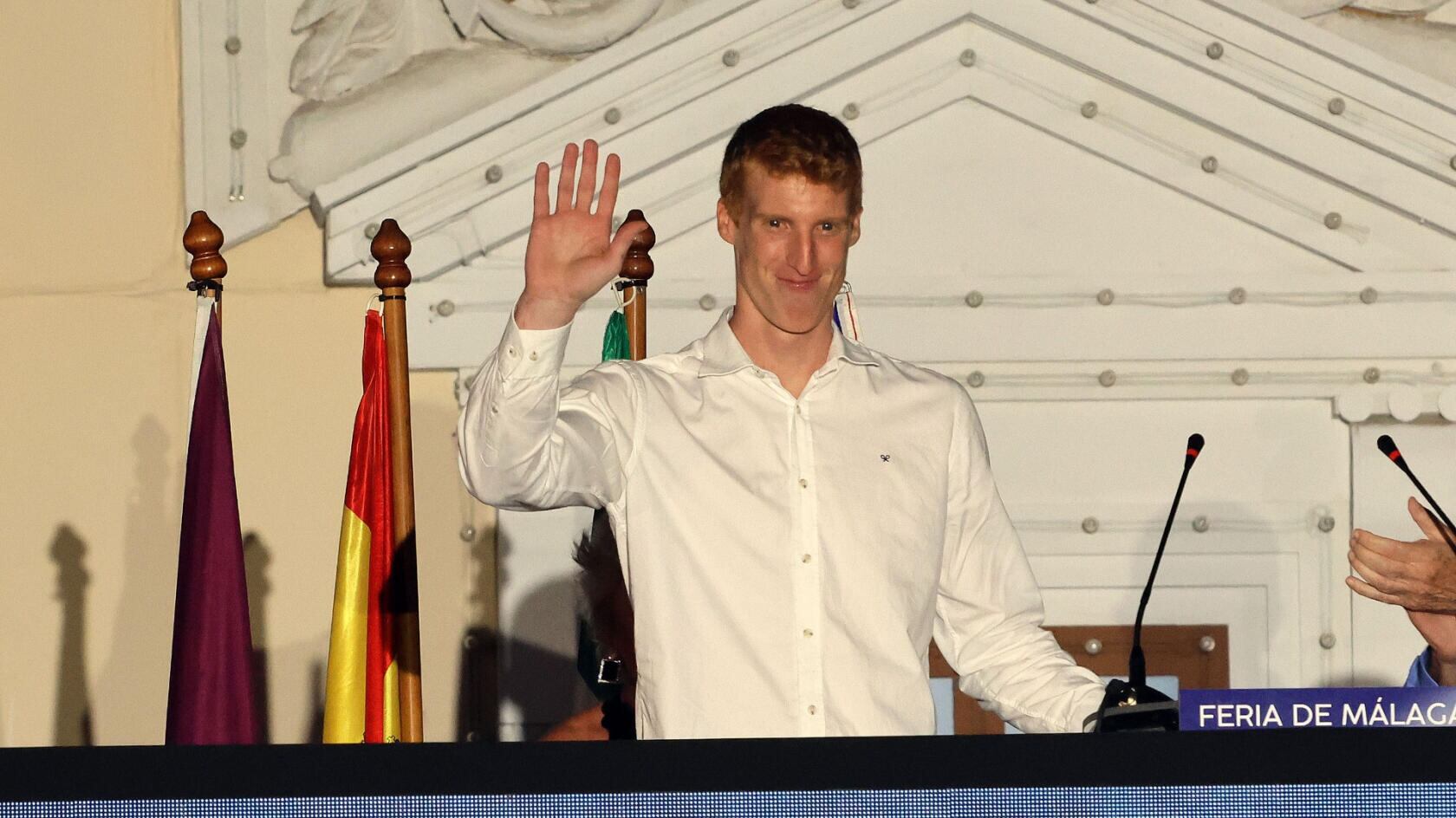 Alberto Díaz, ante la portada del Real de la Feria de Málaga