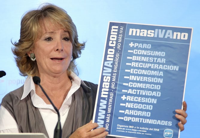 Esperanza Aguire, con un cartel de &#039;masIVAno&#039;