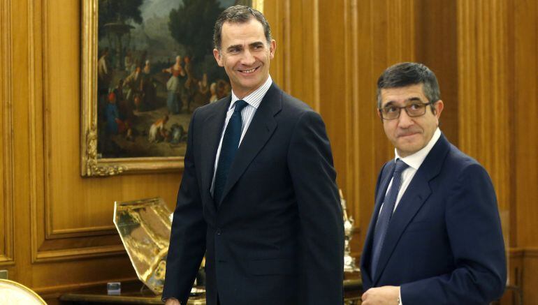 El rey Felipe VI junto a Patxi López, tras darle la lista de representantes designados por los grupos políticos para una nueva ronda de consultas 