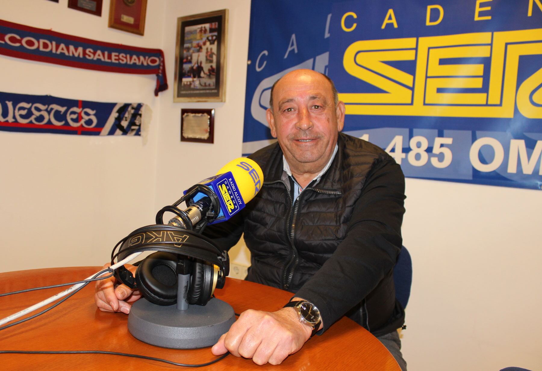 Jaume Pascual, alcalde de L'Alqueria d'Asnar en els estudis de Radio Alcoy