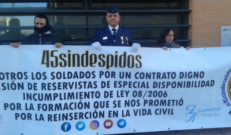 Miembros de &#039;45sindespidos&#039; hoy ante la sede del INEM en Fuenlabrada.