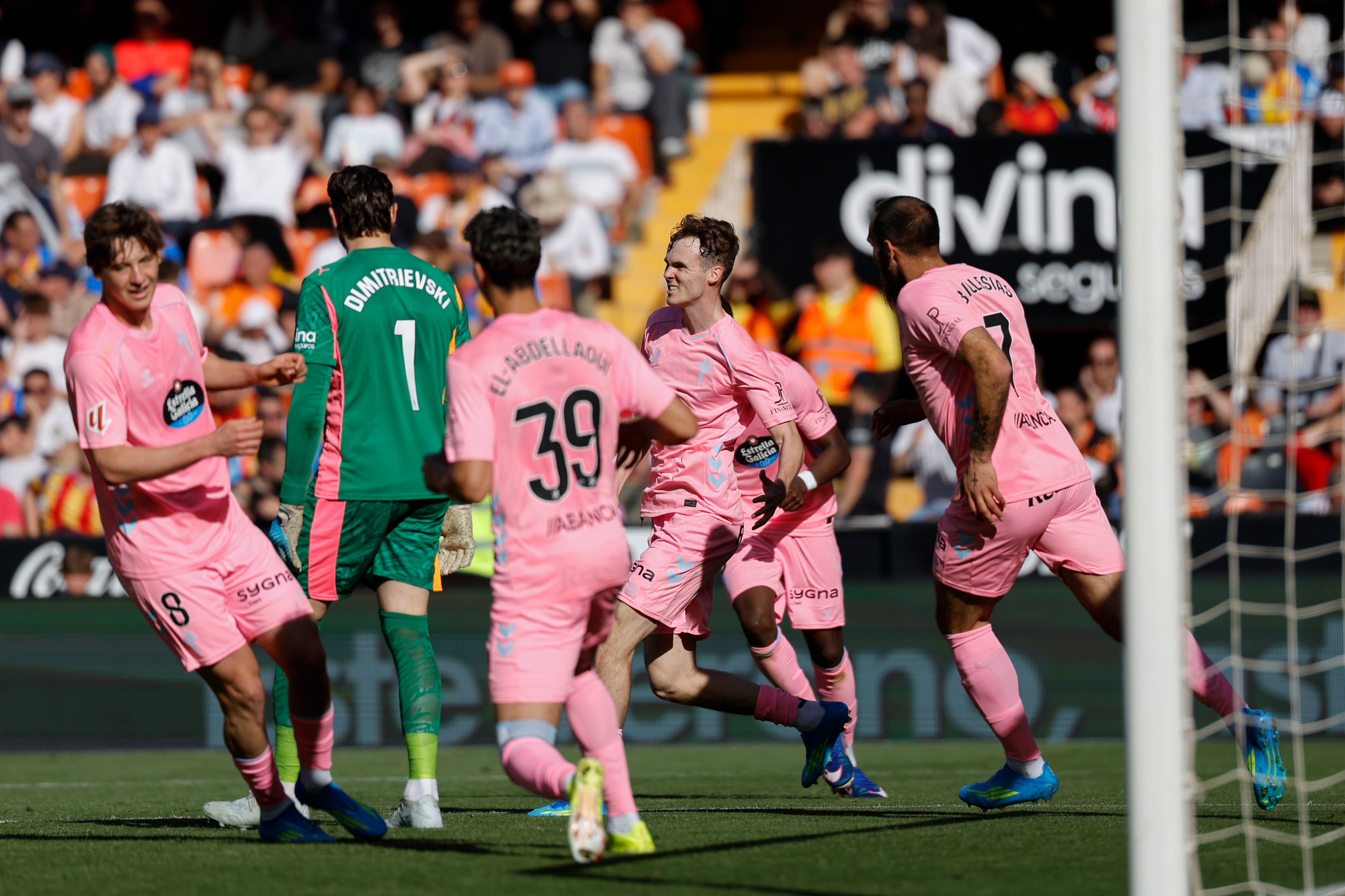VALENCIA, 05/04/2026.- El delantero del Celta Williot Swedberg (c) celebra junto a sus compañeros tras marcar el 1-3 durante el partido de la jornada 30 de LaLiga EA Sports entre Valencia CF y Celta de Vigo, este domingo en el estadio de Mestalla, en Valencia. EFE/ Ana Escobar