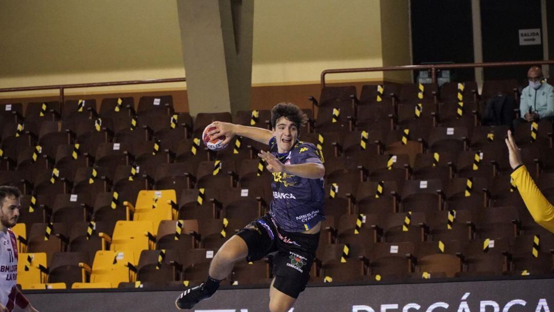 Adrian Casqueiro intenta un lanzamiento a puerta