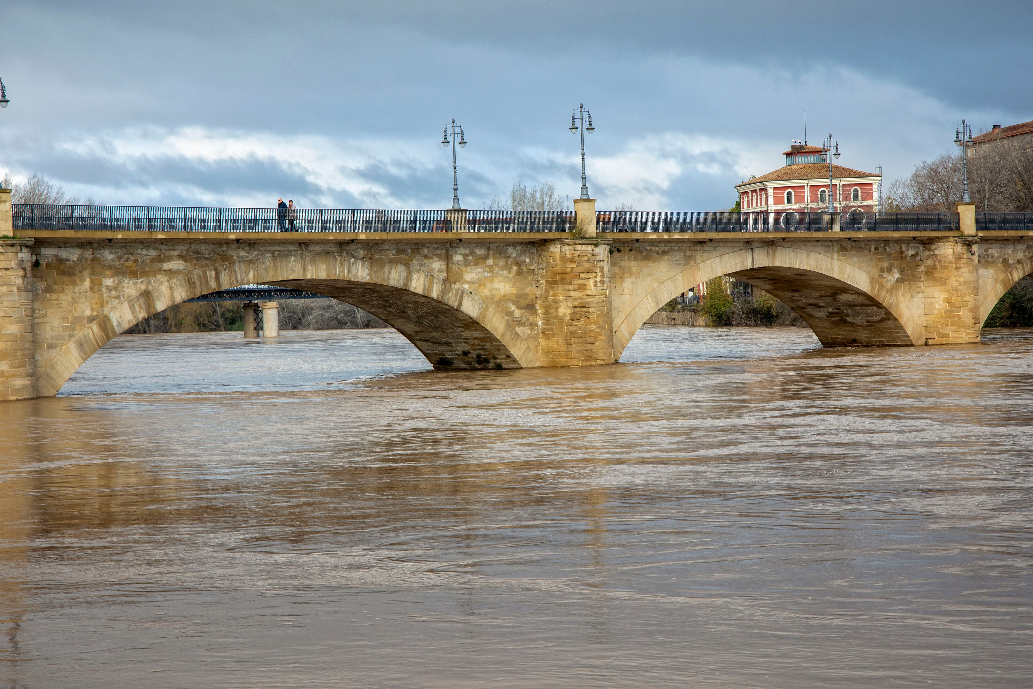 LOGROÑO, 10/12/2024.- Vista del río Ebro a su paso por Logroño, este martes. El río Ebro comienza a estabilizar ese martes su caudal a su paso por Logroño, con una tendencia descendente, tras alcanzar una crecida máxima de 732 metros cúbicos por segundo hacia las 9:00 horas. EFE/ Raquel Manzanares
