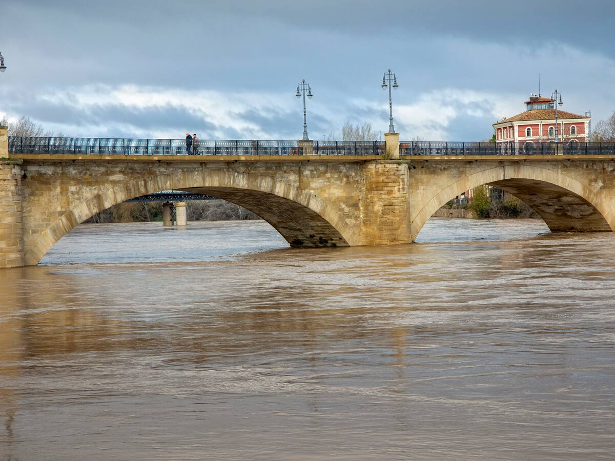 El río Ebro estabiliza la crecida de su caudal en Logroño, con una tendencia descendente