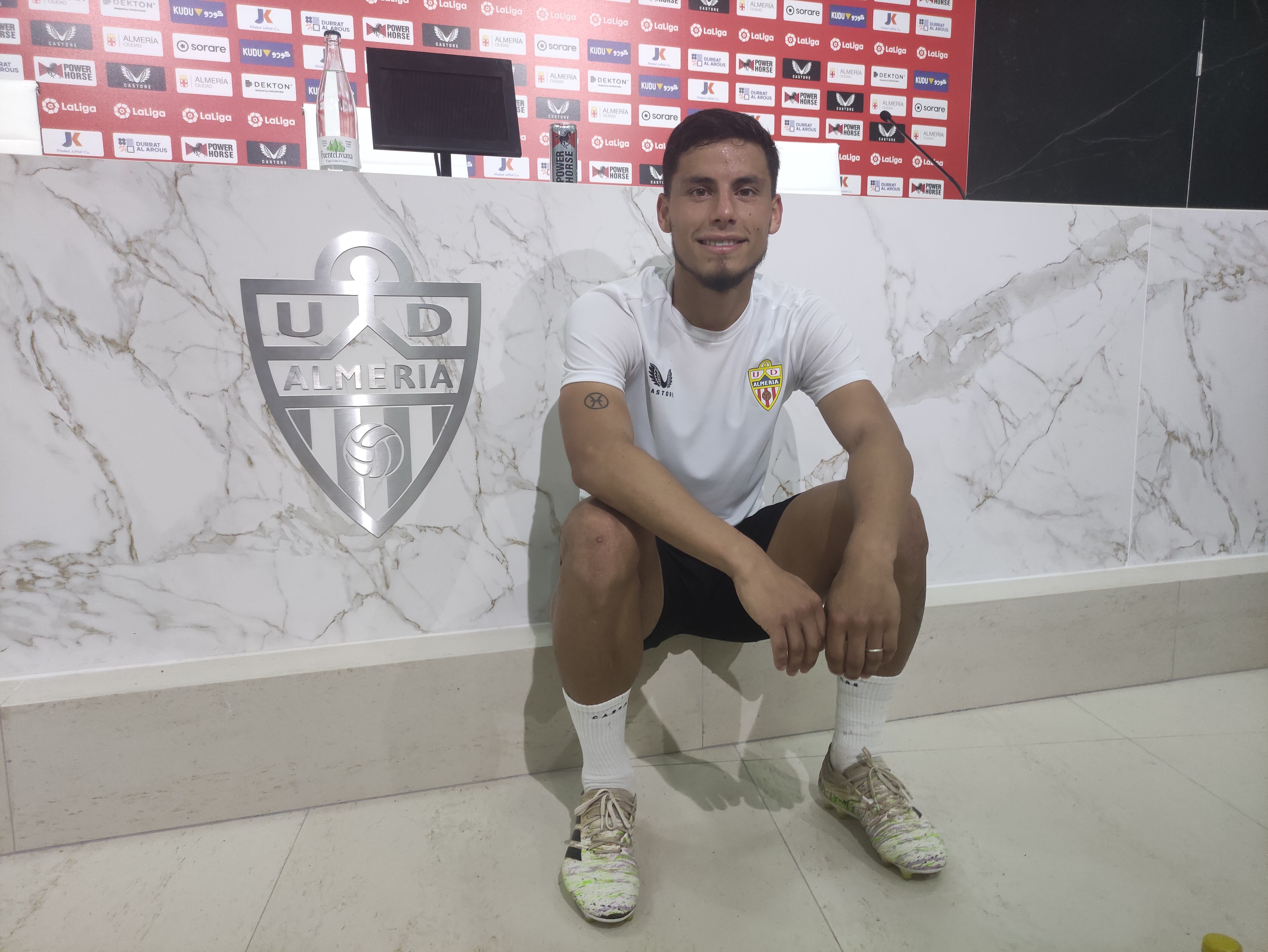 El futbolista argentino en la sala de prensa del Estadio Mediterráneo.