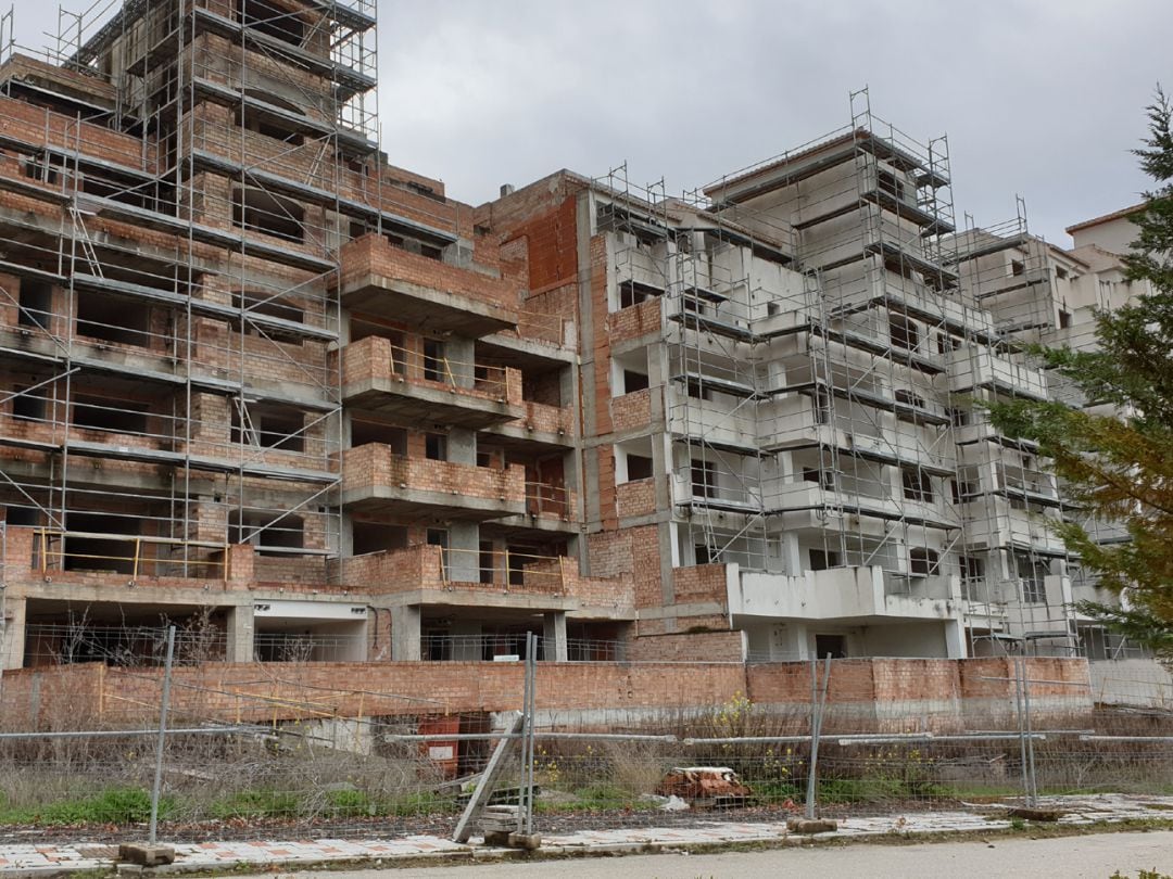 Uno de los edificios eternamente en obras en Medina Elvira, en el término de Atarfe (Granada)