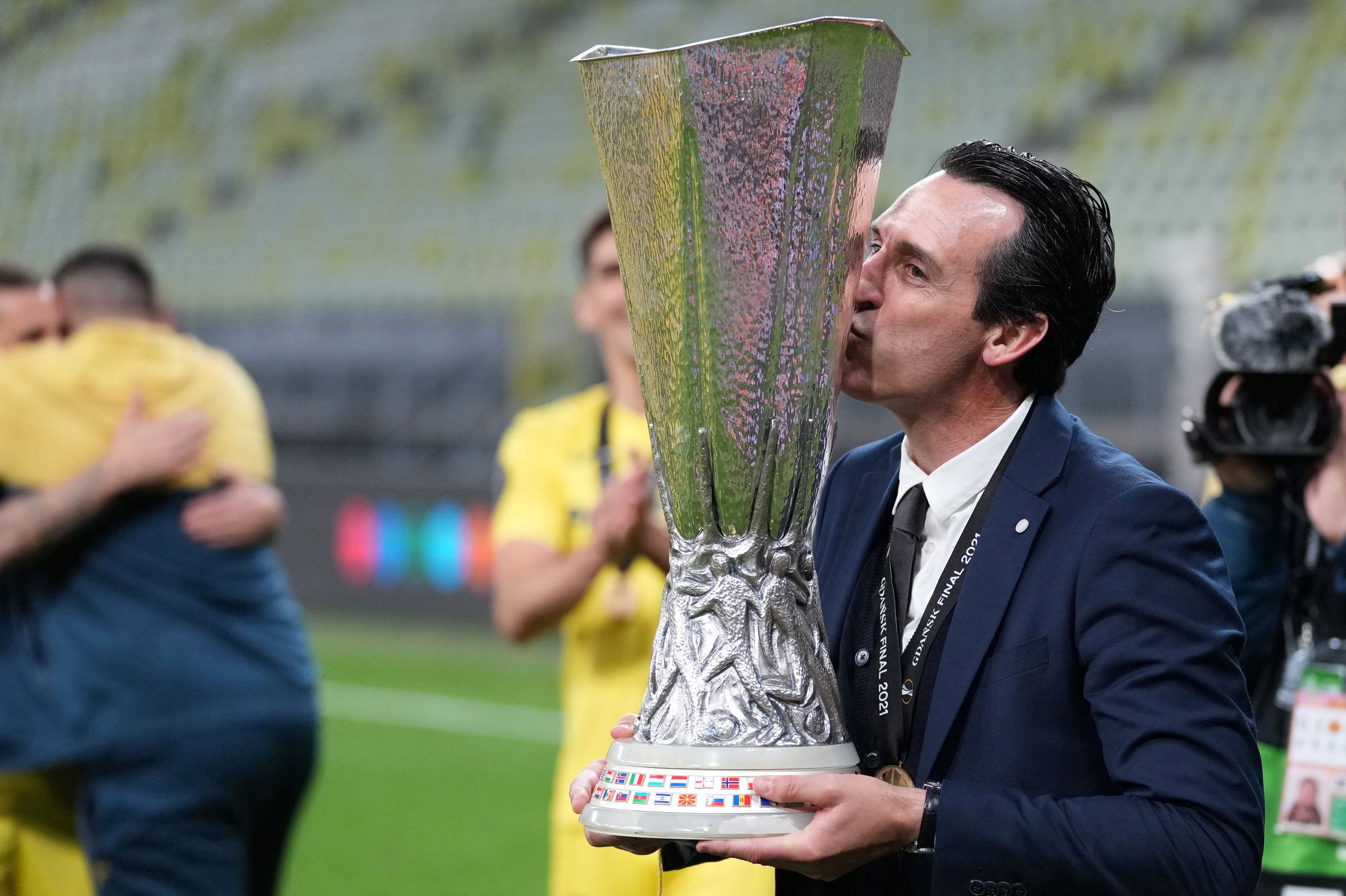 Emery con la Europa League conquistada en 2021.