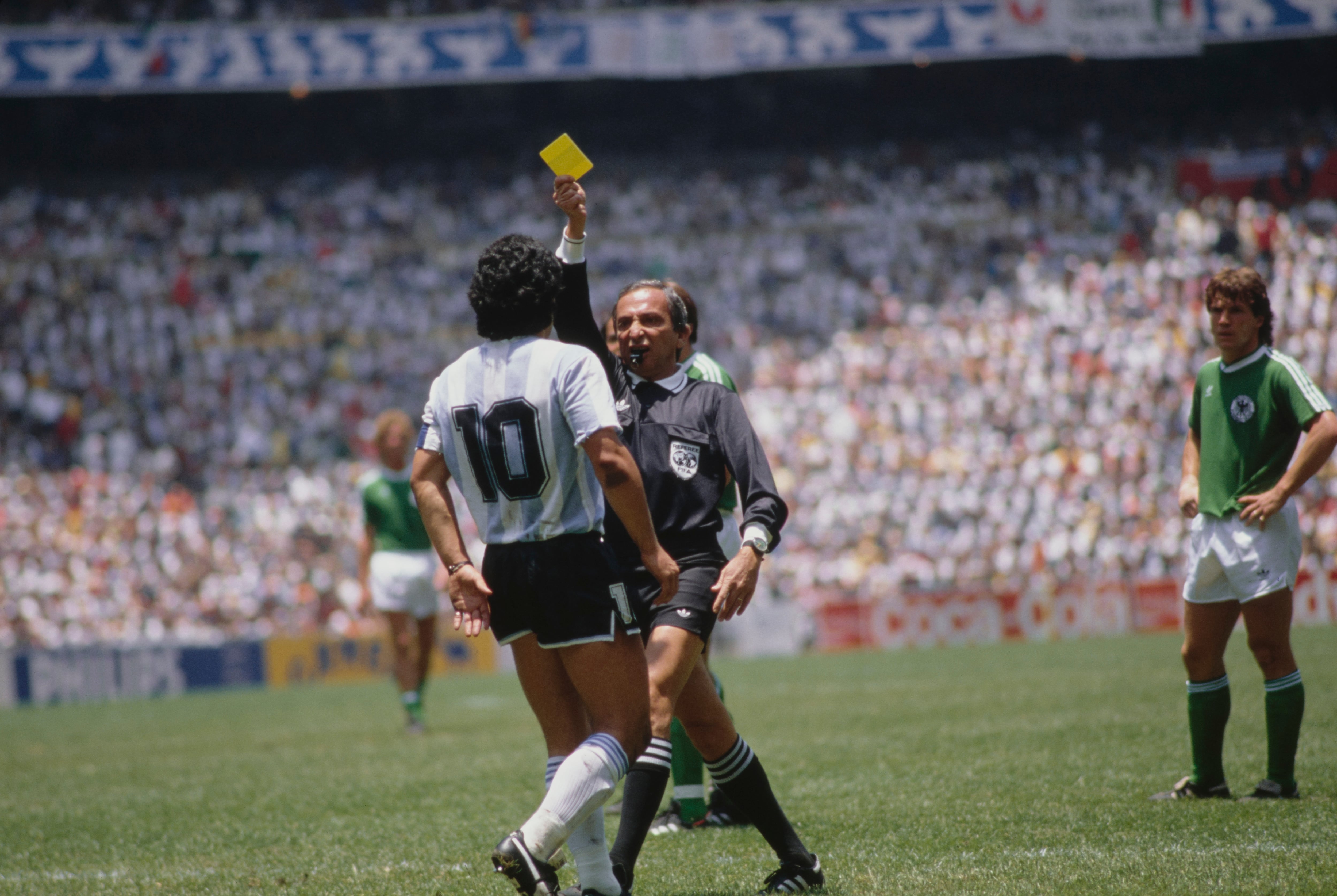 Romualdo Arppi Filho amonesta a Diego Armando Maradona en el Mundial de 1986