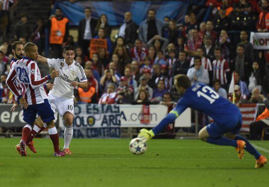 La parada de Oblak a James en el partido de la Champions del Calderón.