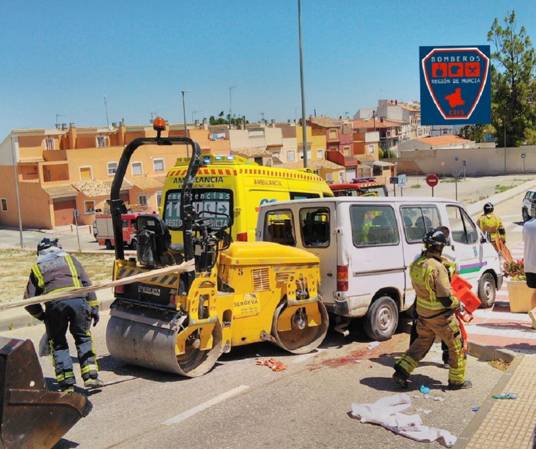 Un hombre resulta herido grave en Bullas al quedar atrapado bajo el rodillo de una máquina de asfaltado