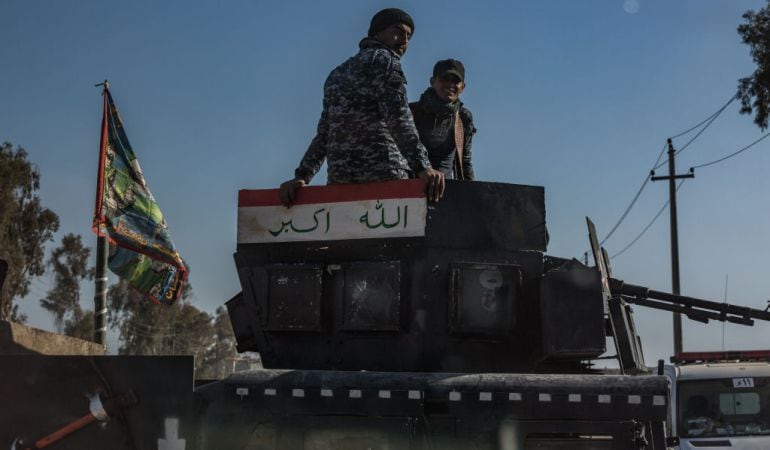 Soldados iraquíes cerca del aeropuerto de Mosul.