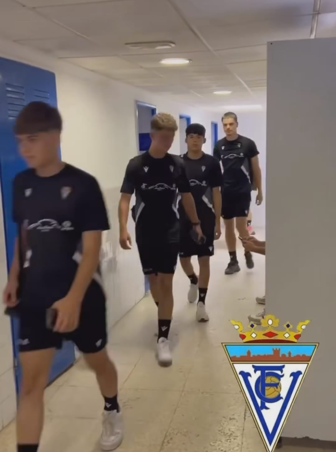 Jugadores salen al campo