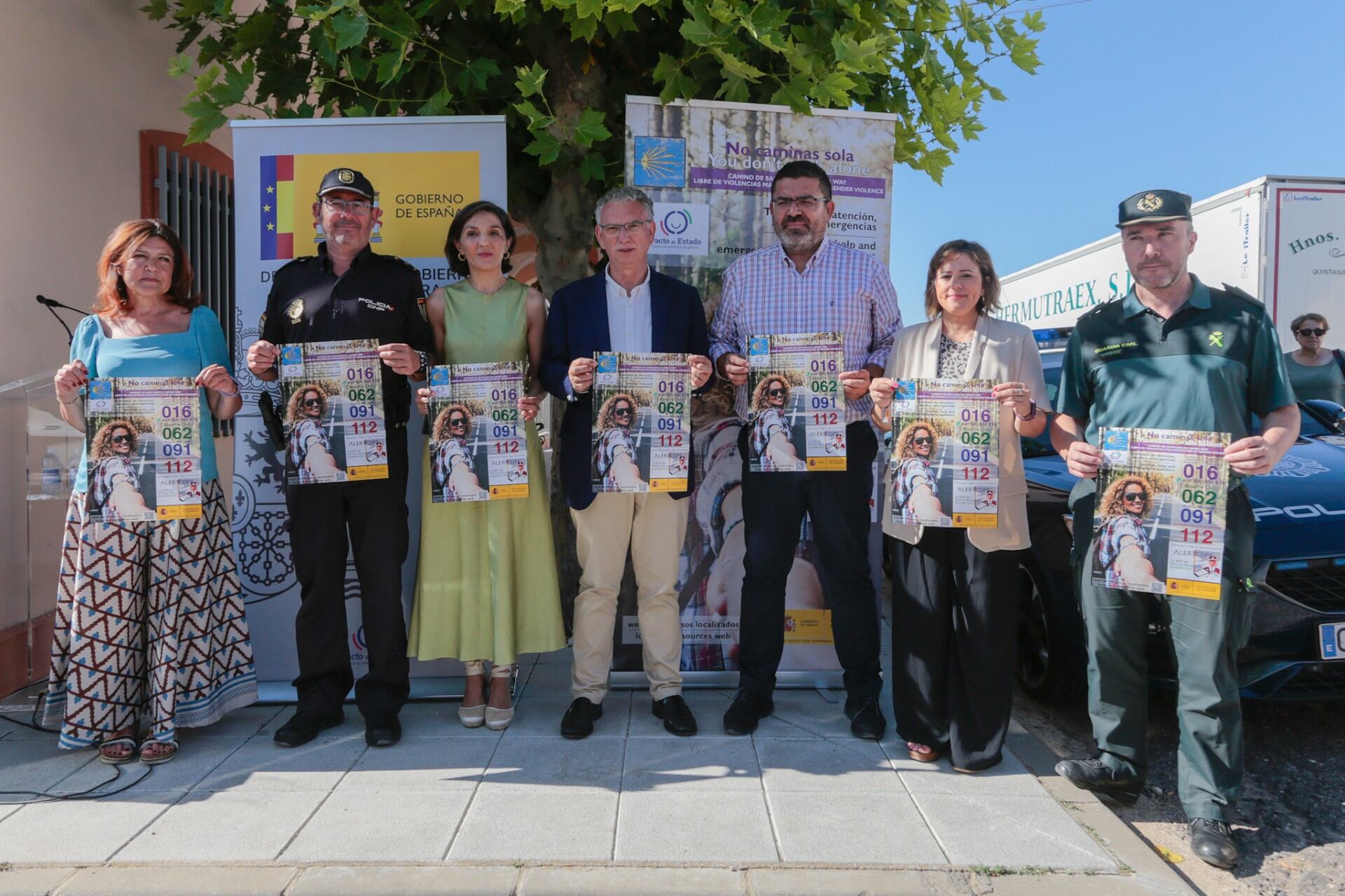 Participantes en la presentación de la campaña &quot;No Caminas Sola&quot; en Extremadura